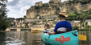 Père avec sa fille dans canoë Canosphère devant le village de Beynac