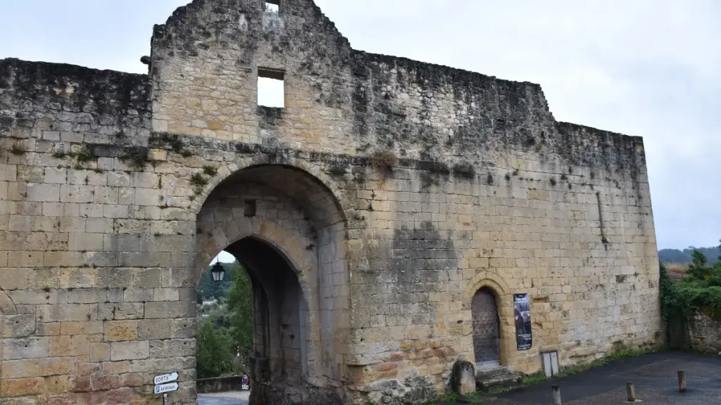 La Porte des Tours, entrée fortifiée de la bastide de Domme et ancienne prison des Templiers