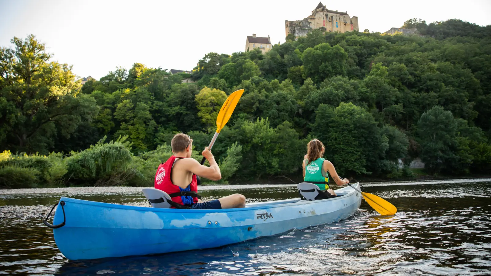Que faire autour de Sarlat : descente en canoë sur la Dordogne sous un château perché