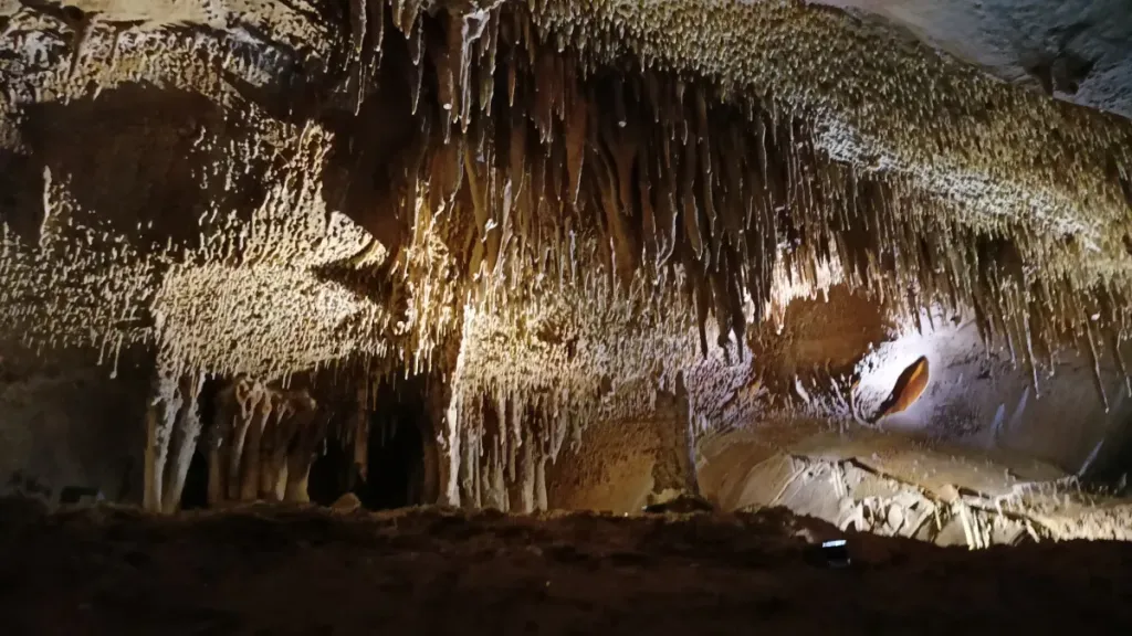 Stalactites et stalagmites éclairées dans les galeries de la grotte de Domme
