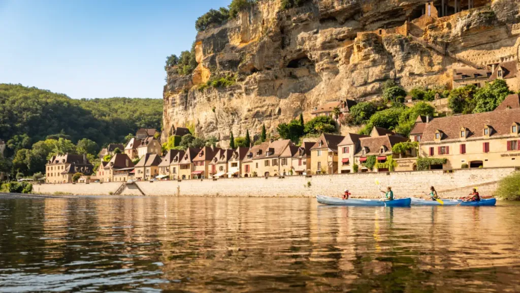 Canoës devant La Roque-Gageac, l’un des plus beaux villages de Dordogne près de Sarlat
