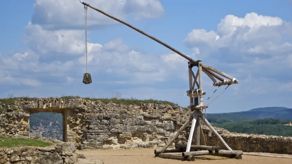 Trébuchet reconstitué sur l'esplanade, temps fort de la visite du château de Castelnaud